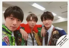 【中古】生写真(ジャニーズ) ジャニーズJr./作間龍斗・井上瑞稀・那須雄登/横型・バストアップ・衣装青・オレンジ・緑・白・センター井上・両手肩/Johnnys’ ISLAND セルフィー 2020/公式生写真