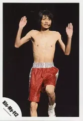 【中古】生写真(ジャニーズ) Kis-My-Ft2/横尾渉/ライブフォト・上半身裸・赤色のハーフパンツ・両手パー・イヤホンマイク/公式生写真