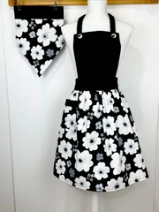 黒のお花柄がお洒落なハンドメイド子供エプロンと三角巾のセット