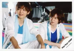 【中古】生写真(ジャニーズ) Hey! Say! JUMP/薮宏太・知念侑李/膝上・座り・衣装白・水色・青・スカーフ・両手下げ・目線左/「ウィークエンダー/明日へのYELL」PV＆ジャケ写撮影オフショット/公式生写真