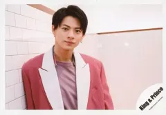 【中古】生写真(ジャニーズ) King ＆ Prince/平野紫耀/横型・バストアップ・衣装ピンク.白・壁に寄りかかり/アルバム「L＆」MV＆ジャケ写オフショット/公式生写真