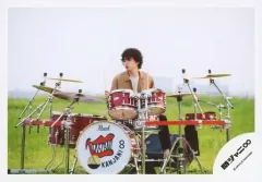 【中古】生写真(ジャニーズ) 関ジャニ∞/大倉忠義/横型・全身・衣装茶色・白・両手ドラムスティック・顔左向き・ドラム・野外/シングル「ここに」MV＆ジャケ写オフショット/公式生写真