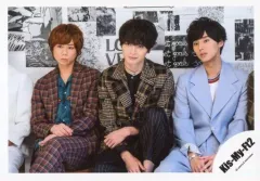 【中古】生写真(ジャニーズ) Kis-My-Ft2/集合(3人)/横型・膝上・座り・衣装水色・茶色・黒・センター玉森・目線左/「Kis-My-Ft2 LIVE TOUR 2019 FREE HUGS!」グッズオフショット/公式生写真