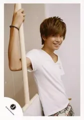 【中古】生写真(ジャニーズ) Mr.King vs Mr.Prince/神宮寺勇太/上半身・衣装白・右向き・右手棒・背景白/15夏 ジャニーズJr.「Summer Paradise in TDC」パンフレット撮影オフショット/公式生写真