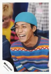 【中古】生写真(ジャニーズ) 関ジャニ∞/錦戸亮/上半身・衣装ボーダー柄・帽子青・顔左向き・前のめり・笑顔/公式生写真