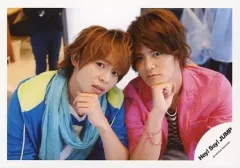 【中古】生写真(ジャニーズ) Hey! Say! JUMP/有岡大貴・岡本圭人/横型・バストアップ・衣装青・白・緑・ピンク・有岡左手顎・顔傾げ・岡本右手顎/公式生写真