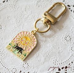 猫 の キーホルダー タロットカード SUN 黒猫　キーチャーム　ねこ ネコ 雑貨 小物  パタパタ民族