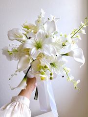 ホワイトリリーのクラッチブーケ　白　ウェディングブーケ　ブートニア付　造花　ユリ　胡蝶蘭