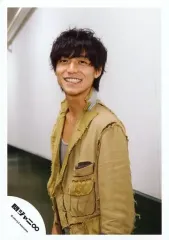 【中古】生写真(ジャニーズ) 関ジャニ∞/錦戸亮/上半身・衣装茶ベージュ・体左向き・笑顔/公式生写真