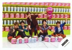 【中古】生写真(ジャニーズ) 嵐/集合(5人)/横型・全身・座り・両手グー・両手パー・左手ピース・背景ポップコーン/公式生写真