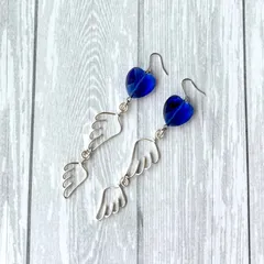 ハートと羽根のロングピアス／ロングイヤリング（ミッドナイトブルー）