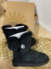 値下げ】UGG ムートンブーツ 23cm 黒色 ビジュー付き - メルカリ