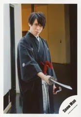 【中古】生写真(ジャニーズ) Snow Man/宮舘涼太/膝上・衣装黒・白・袴・右手刀・右向き・口閉じ/「アクリルスタンドII」オフショット/公式生写真