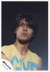 【中古】生写真(ジャニーズ) 関ジャニ∞/錦戸亮/ライブフォト・バストアップ・衣装Tシャツ黄色・絆創膏・ネックレス・背景黒/公式生写真