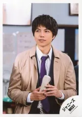 【中古】生写真(ジャニーズ) ジャニーズWEST/重岡大毅/上半身・衣装ベージュ・両手受話器・目線左/「ジャニーズWEST LIVE TOUR 2019 WESTV!」グッズオフショット/公式生写真