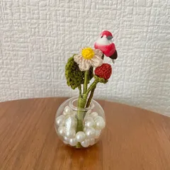 いちご 苺 枯れないお花 花 お花 白 小さい 花束 あみぐるみ 編みぐるみ プレゼント 編み物 誕生日 写真撮影 ハンドメイド お祝い 一輪挿し 毛糸 刺繍糸 ブローチ 卒園式 卒業式 入園式 入学式