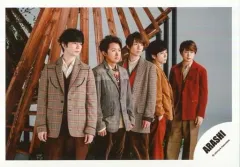 【中古】生写真(ジャニーズ) 嵐/集合(5人) /横型・膝上・衣装茶色赤グレー・二宮両手ポケット・顔右向き/シングル「君のうた」MV＆ジャケ写撮影オフショット/公式生写真