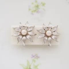 Trifari　トリファリ　シルバートーン　フェイクパール　フラワー　イヤリング