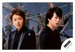 【中古】生写真(ジャニーズ) 嵐/大野智・櫻井翔/横型・バストアップ・衣装黒・目線右/「Sakura」PV＆ジャケ/公式生写真
