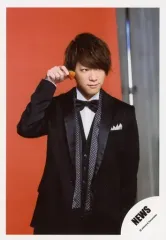 【中古】生写真(ジャニーズ) NEWS/小山慶一郎/上半身・衣装黒・白・右手いちご・目線右・背景赤/「NEWS 15th Anniversary LIVE 2018 “Strawberry“」グッズオフショット/公式生写真