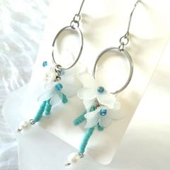 ターコイズブルービーズのお花ピアス　ハンドメイド