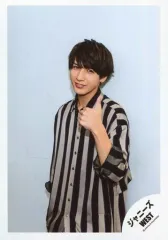 【中古】生写真(ジャニーズ) ジャニーズWEST/藤井流星/上半身・衣装グレー紺・左手親指立てる/18初春 コンサートパンフ＆グッズ撮影オフショット/公式生写真