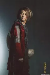 【中古】生写真(ジャニーズ) Kis-My-Ft2/藤ヶ谷太輔/ライブフォト・膝上・衣装赤・黒・体右向き・目線左・背景黒・2Lサイズ/「新春滝沢革命 2010」/公式生写真