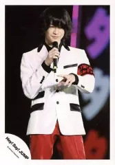 【中古】生写真(ジャニーズ) Hey! Say! JUMP/知念侑李/ライブフォト・膝上・衣装白黒・赤・右手マイク・左手開き・体正面・目線右下/公式生写真