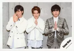 【中古】生写真(ジャニーズ) Snow Man/阿部亮平・深澤辰哉・宮舘涼太/膝上・衣装白・グレー・両手合わせ・深澤センター・阿部笑顔/シングル「D.D. / Imitation Rain」MV＆ジャケ写オフショット/公式生写真