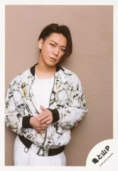 【中古】生写真(ジャニーズ) 亀と山P/亀梨和也/膝上・衣装白.黒・両手重ね・顔傾げ/「KAME ＆ YAMA-P Dome Tour 2020 SI」グッズオフショット/公式生写真