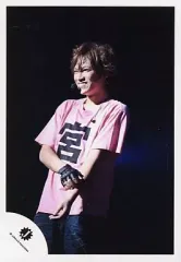 【中古】生写真(ジャニーズ) Kis-My-Ft2/千賀健永/膝上・衣装ピンク・ジーパン・デニム/公式生写真