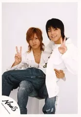 【中古】生写真(ジャニーズ) NEWS/山下智久・手越祐也/衣装白青・座り・手越し山下膝上・ピース・背景白/公式生写真