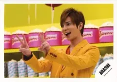 【中古】生写真(ジャニーズ) 嵐/松本潤/横型・バストアップ・衣装黄色・両手ピース・ポップコーン/公式生写真