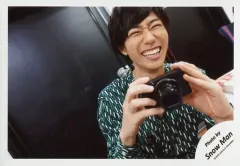 【中古】生写真(ジャニーズ) Snow Man/阿部亮平/横型・上半身・衣装緑・両手カメラ・笑顔・目細め・背景黒/「ジャニーズJr.8・8祭り～東京ドームから始まる～」セルフィー/公式生写真