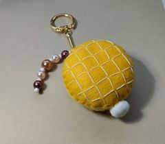 フェルトのクリームドーナツキーホルダー