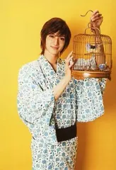 【中古】生写真(男性) 古川雄大(不二周助)/膝上・浴衣・左手鳥かご・背景黄色・キャラクターショット/ミュージカル『テニスの王子様』The Imperial Presence 氷帝 feat. 比嘉