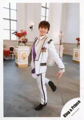 【中古】生写真(ジャニーズ) King ＆ Prince/岸優太/全身・衣装白・右足曲げる/「シンデレラガール」PV＆ジャケ写撮影オフショット