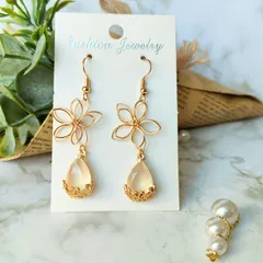 No.973マットなクリアしずく×お花　ハンドメイドピアス