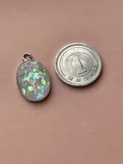 オパール風ペンダントトップ 白