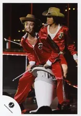 【中古】生写真(ジャニーズ) Kis-My-Ft2/北山宏光/ライブフォト・全身・ヘッドマイク・赤ジャージ・ジョーバに跨る/公式生写真