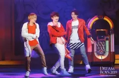 【中古】生写真(ジャニーズ) HiHi Jets/高橋優斗・井上瑞稀・猪狩蒼弥/ライブフォト・横型・全身・衣装赤・白・センター高橋・両手曲げ・右向き・2Lサイズ/「DREAM BOYS 2019」ステージフォト 第2弾