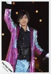 【中古】生写真(ジャニーズ) Hey! Say! JUMP/山田涼介/ライブフォト・膝上・衣装紫水色・右手上・背景黒/公式生写真