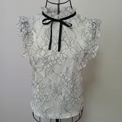 ♡渋谷109直系／ギャル系♡【INGNI／イング】ホワイト地 黒糸の花刺繍 フリル・スタンドカラー 黒細ボウタイ付き ノースリーブ（フリル袖）ブラウス♡◆タグなし◆状態良好◆  167.
