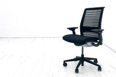 スチールケース シンクチェア 2018年製 中古 ブラック クッション メッシュ Steelcase Think 可動肘 中古オフィス家具 465A300 【A000001190】