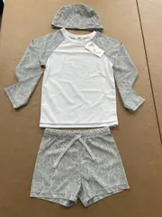 男の子用水着　長袖薄い緑　白ボディーＴシャツタイプと半ズボンのセパレートタイプ　帽子付き　サイズ85～90　0728-03