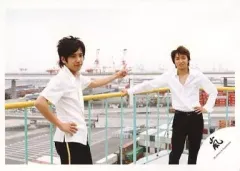 【中古】生写真(ジャニーズ) 嵐/二宮和也・大野智/横型・膝上・衣装シャツ白・二宮左手ピース・大野左手腰/公式生写真