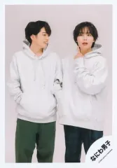 【中古】生写真(ジャニーズ) なにわ男子/西畑大吾・大西流星/膝上/「なにわ男子 LIVE TOUR 2023 ’POPMALL’」グッズオフショット/公式生写真