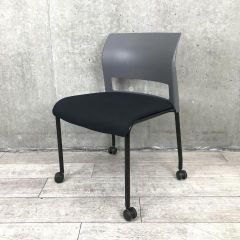 [中古]Steelcase（スチールケース）製 スタッキングチェア！[ECB]