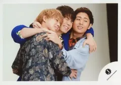 【中古】生写真(ジャニーズ) HiHi Jets/井上瑞稀・高橋優斗・猪狩蒼弥/横型・上半身・衣装青・紺・水色・柄シャツ・右向き・歯見せ・抱き合い/「Johnnys’ ISLAND」グッズオフショット/公式生写真