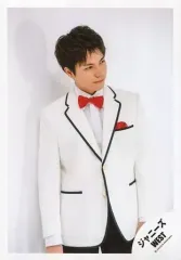 【中古】生写真(ジャニーズ) ジャニーズWEST/重岡大毅/膝上・衣装白・蝶ネクタイ・目線右・背景白/アルバム「WESTV!」MV＆ジャケ写オフショット/公式生写真